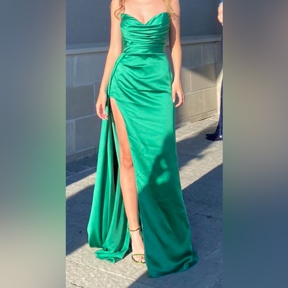 Emerald green dress. - Picture 3 of 4